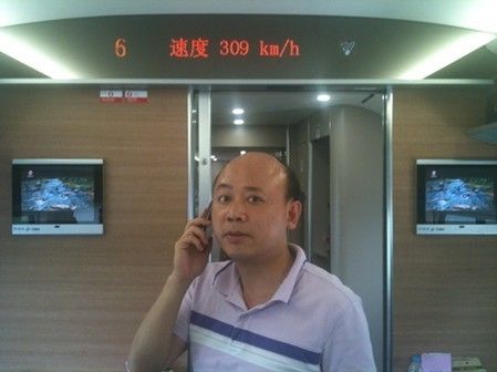 　　图为新浪科技在京沪高铁里使用双网双待手机拨打电话。