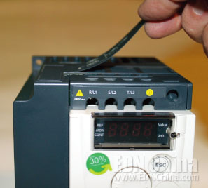 圖1，當(dāng)適用IP20保護(hù)時，Type B和C型裝機(jī)要去掉通風(fēng)蓋，但在Type A型裝機(jī)時要保留通風(fēng)蓋。