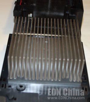 圖6，Altivar 12的英飛凌Easy PIM模塊有散熱組件，模塊與散熱器平坦的背面是機(jī)械連接，與導(dǎo)熱膏為熱連接。
